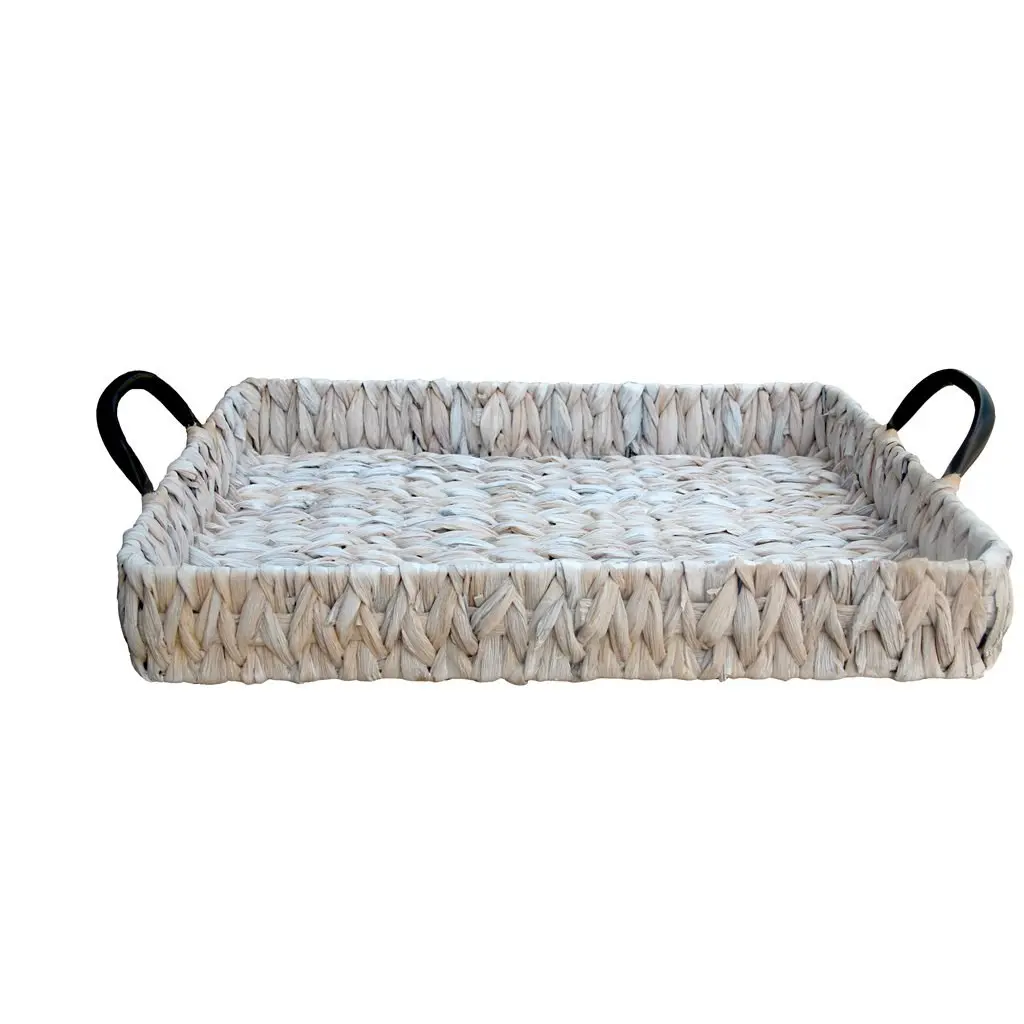 Bandeja rectangular tejida de fibras naturales claras con asas negras. by Remates Narvaja