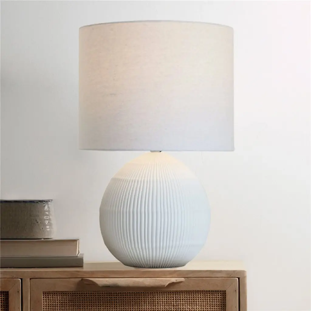 Lámpara de mesa blanca moderna con base acanalada y pantalla de tela. by Remates Narvaja