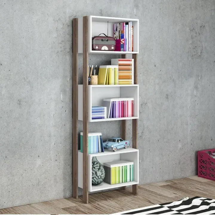 Estantería moderna de madera y cubos blancos con libros y decoración. by Remates Narvaja