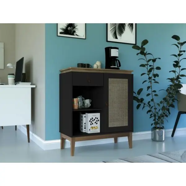 Mueble auxiliar negro con tapa de madera y puerta de ratán, ideal para estación de café. by Remates Narvaja