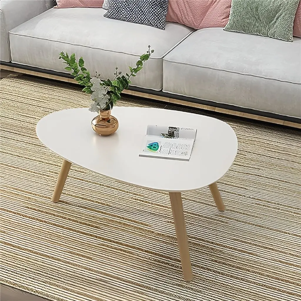 Mesa de centro blanca moderna con patas de madera y forma orgánica en sala de estar. by Remates Narvaja
