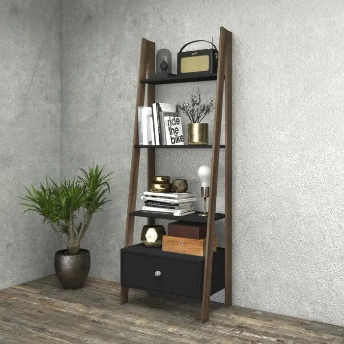 Estantería estilo escalera de madera oscura y estantes negros con cajón. by Remates Narvaja