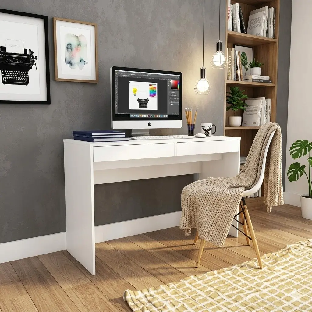 Escritorio blanco moderno con computadora, silla y estantería de madera en una oficina en casa. by Remates Narvaja