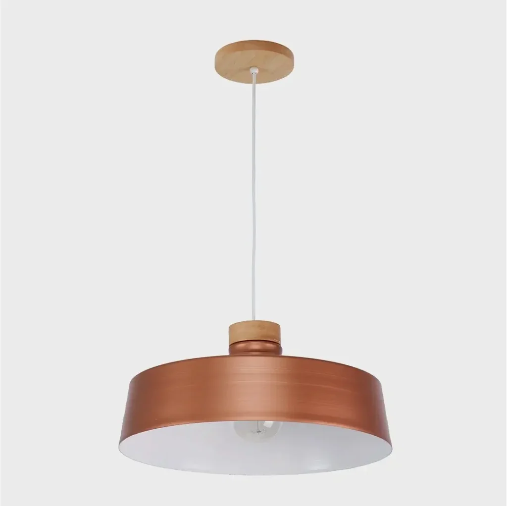 Lámpara colgante con pantalla de cobre y detalles de madera. by Remates Narvaja