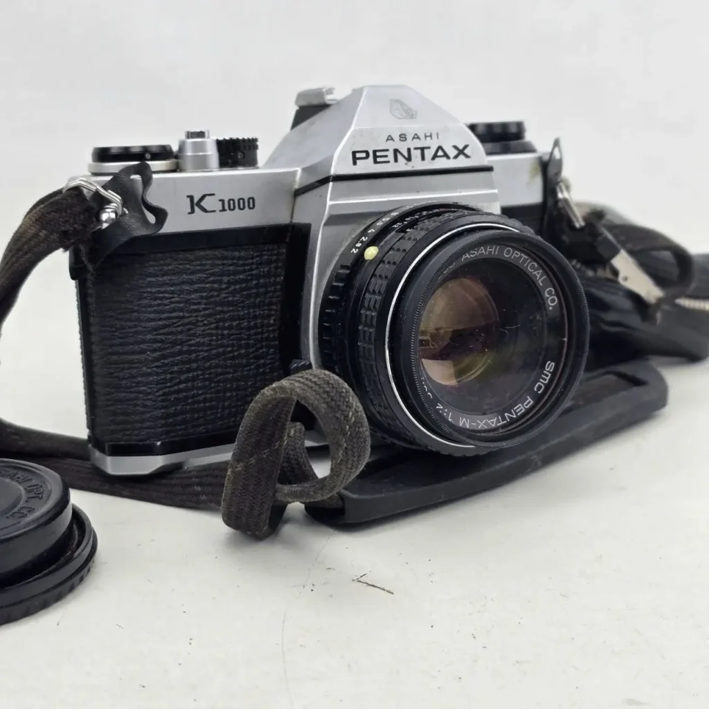 Cámara réflex analógica Pentax K1000 plateada y negra con objetivo. by Remates Narvaja