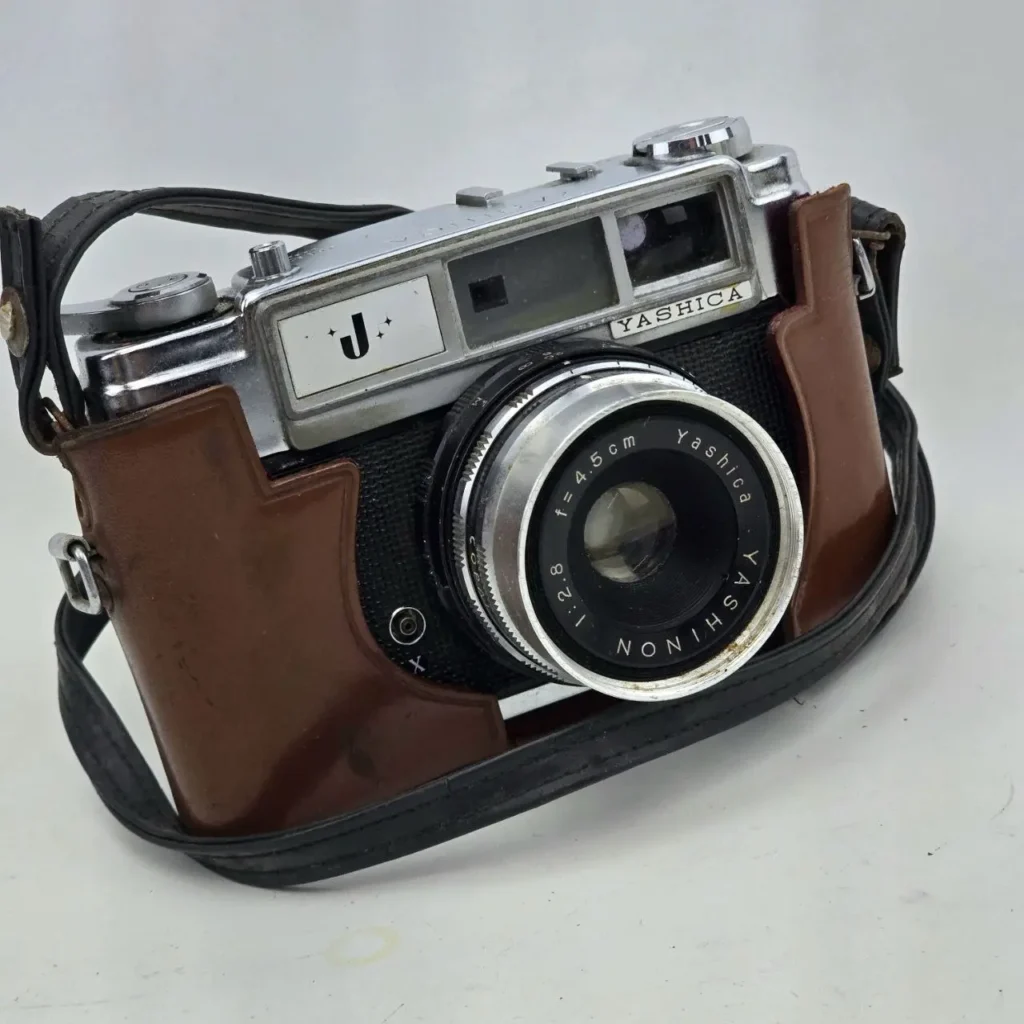 Cámara telémetro Yashica vintage plateada con funda de cuero marrón. by Remates Narvaja