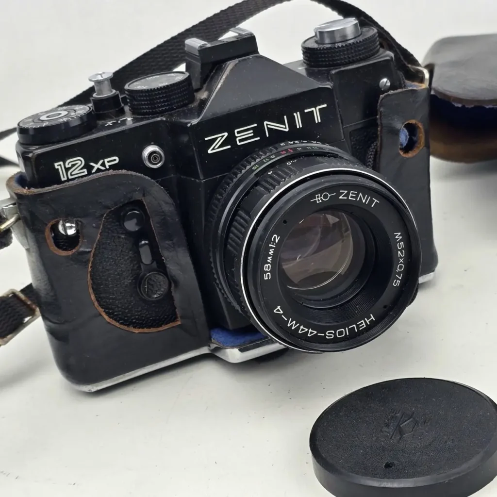 Cámara réflex Zenit 12XP negra con lente Helios-44M-4 y funda de cuero. by Remates Narvaja