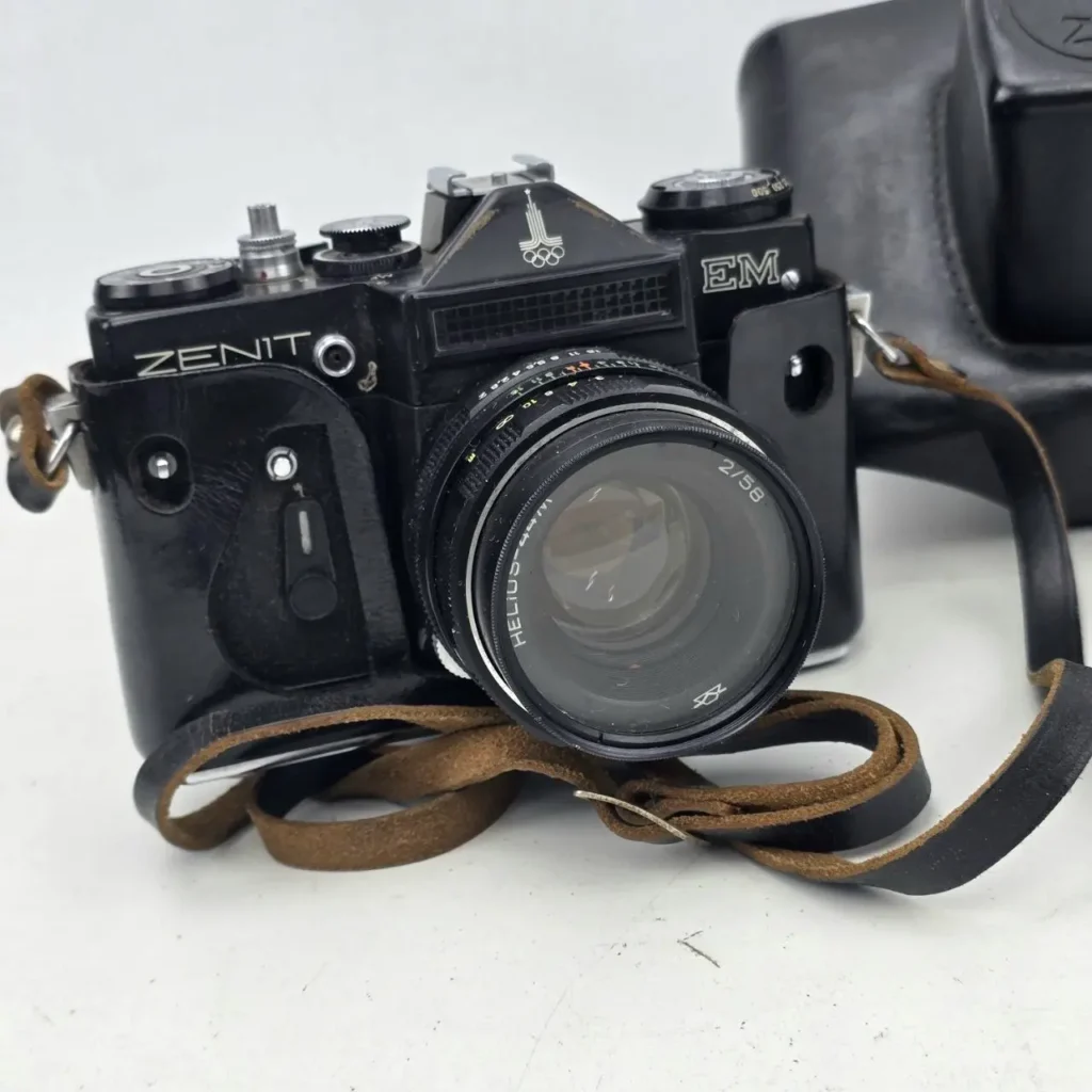 Cámara réflex analógica Zenit EM negra con lente Helios 44M, logo olímpico y correa de cuero. by Remates Narvaja
