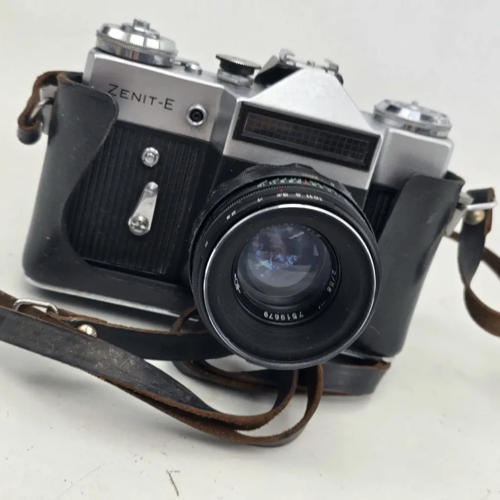 Cámara réflex analógica vintage Zenit-E con funda de cuero y correa. by Remates Narvaja