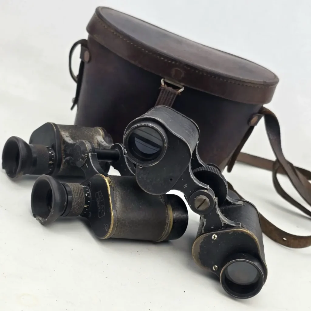 Dos pares de binoculares Zeiss vintage desgastados y un estuche de cuero marrón. by Remates Narvaja