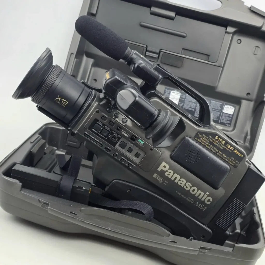 Videocámara vintage Panasonic S-VHS MS4 con micrófono en estuche rígido. by Remates Narvaja