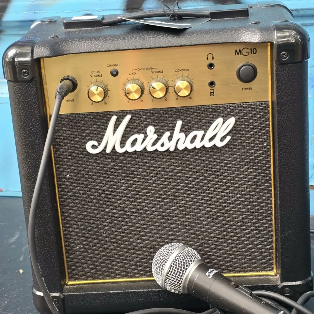 Amplificador de guitarra Marshall MG10 negro y micrófono. by Remates Narvaja