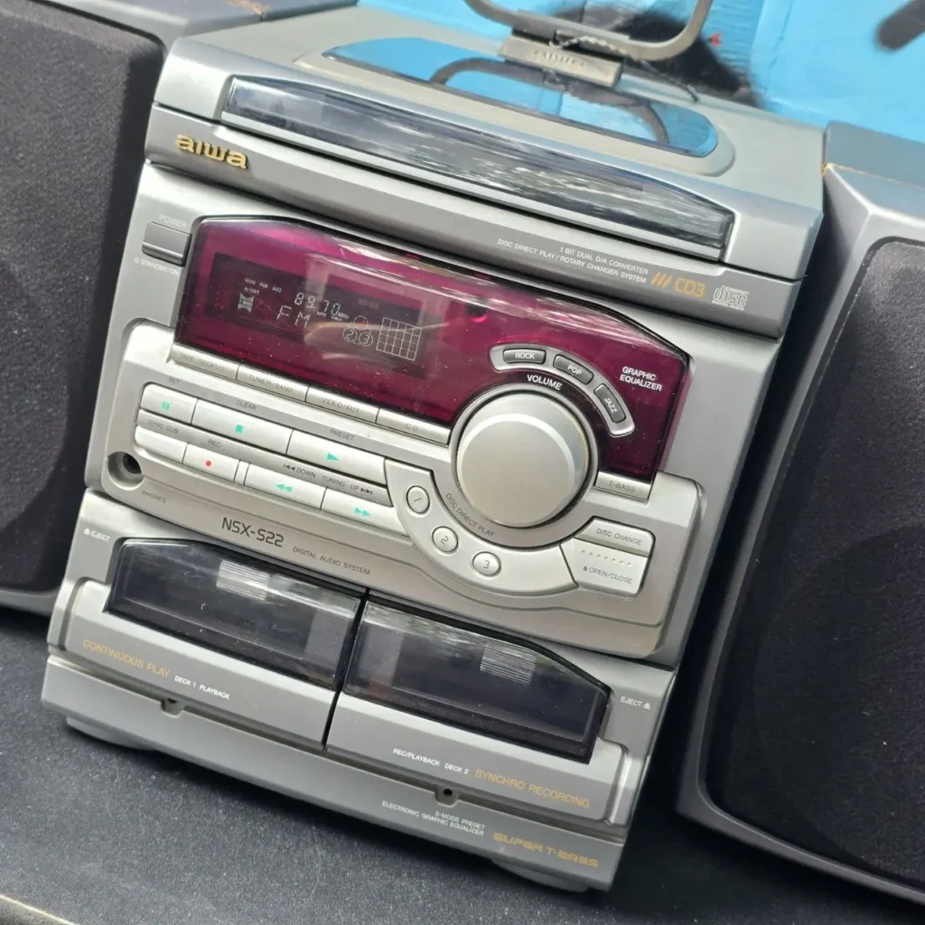 Minicomponente Aiwa NSX-S22 plateado con reproductor de CD, doble casetera y radio FM. by Remates Narvaja