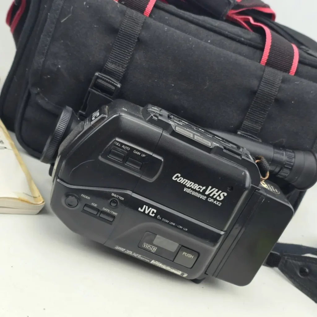 Videocámara JVC Compact VHS videomovie GR-AX2 negra con su bolsa de transporte. by Remates Narvaja
