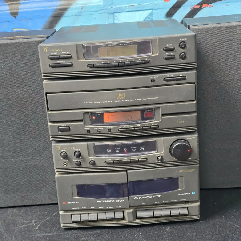 Equipo de sonido mini componente Tamashi gris con reproductor de CD, doble platina de cassette y radio. by Remates Narvaja