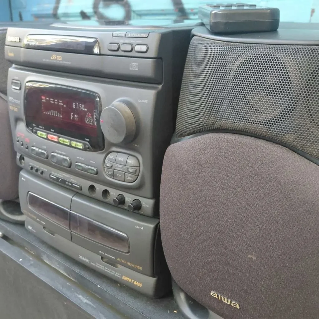 Sistema estéreo Aiwa vintage con reproductor de CD, doble casetera, radio FM y altavoces. by Remates Narvaja