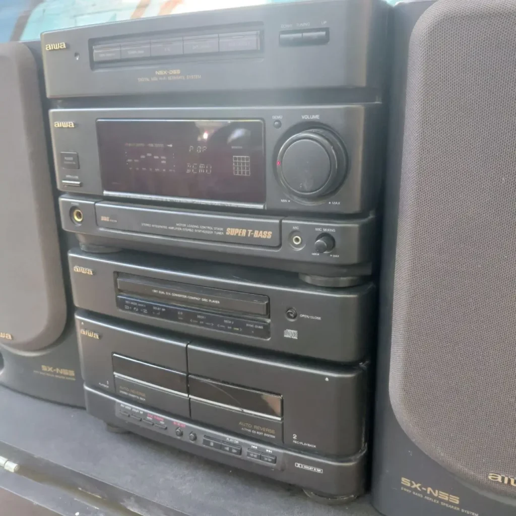 Sistema estéreo Aiwa NSX-D55 negro con reproductor de CD, doble pletina de casete y altavoces SX- by Remates Narvaja