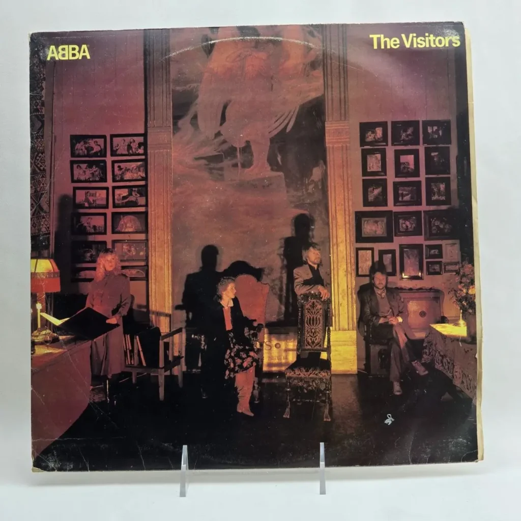 Portada del álbum de vinilo ABBA The Visitors con los miembros de la banda en una habitación oscura. by Remates Narvaja