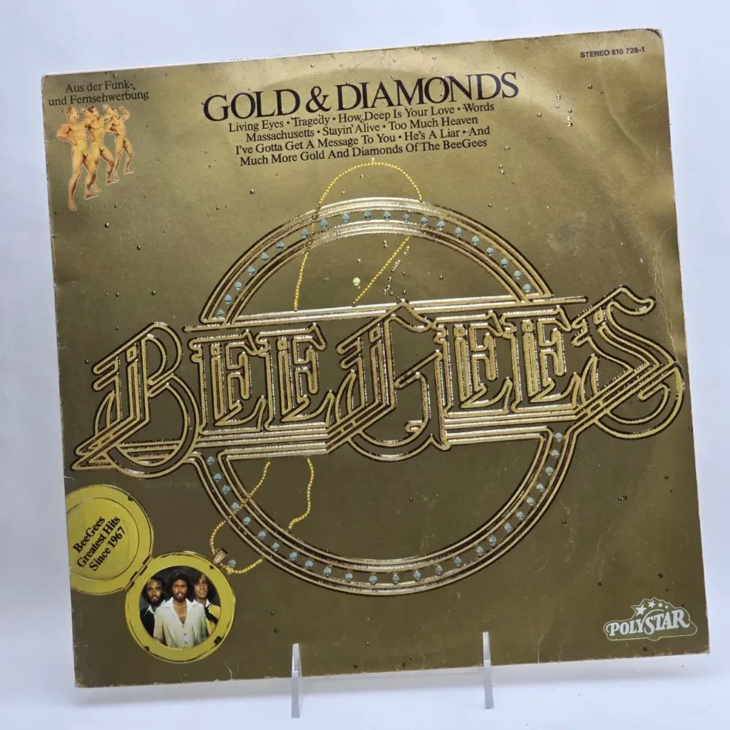 Portada de álbum de vinilo "Gold & Diamonds" de Bee Gees, con letras doradas y una foto de la banda. by Remates Narvaja
