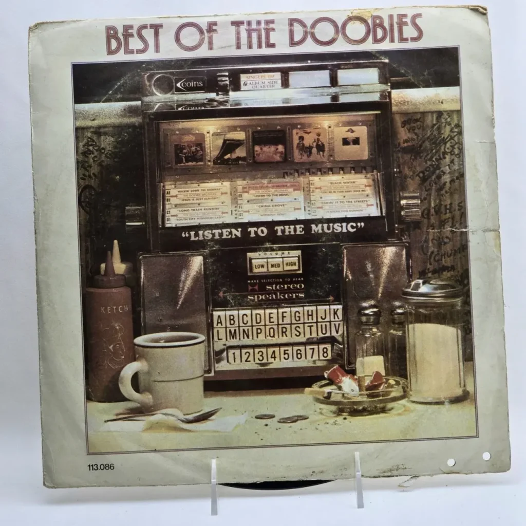 Portada del álbum "Best of The Doobies" de The Doobie Brothers, mostrando una rocola vintage con la frase "LISTEN TO THE MUSIC" by Remates Narvaja