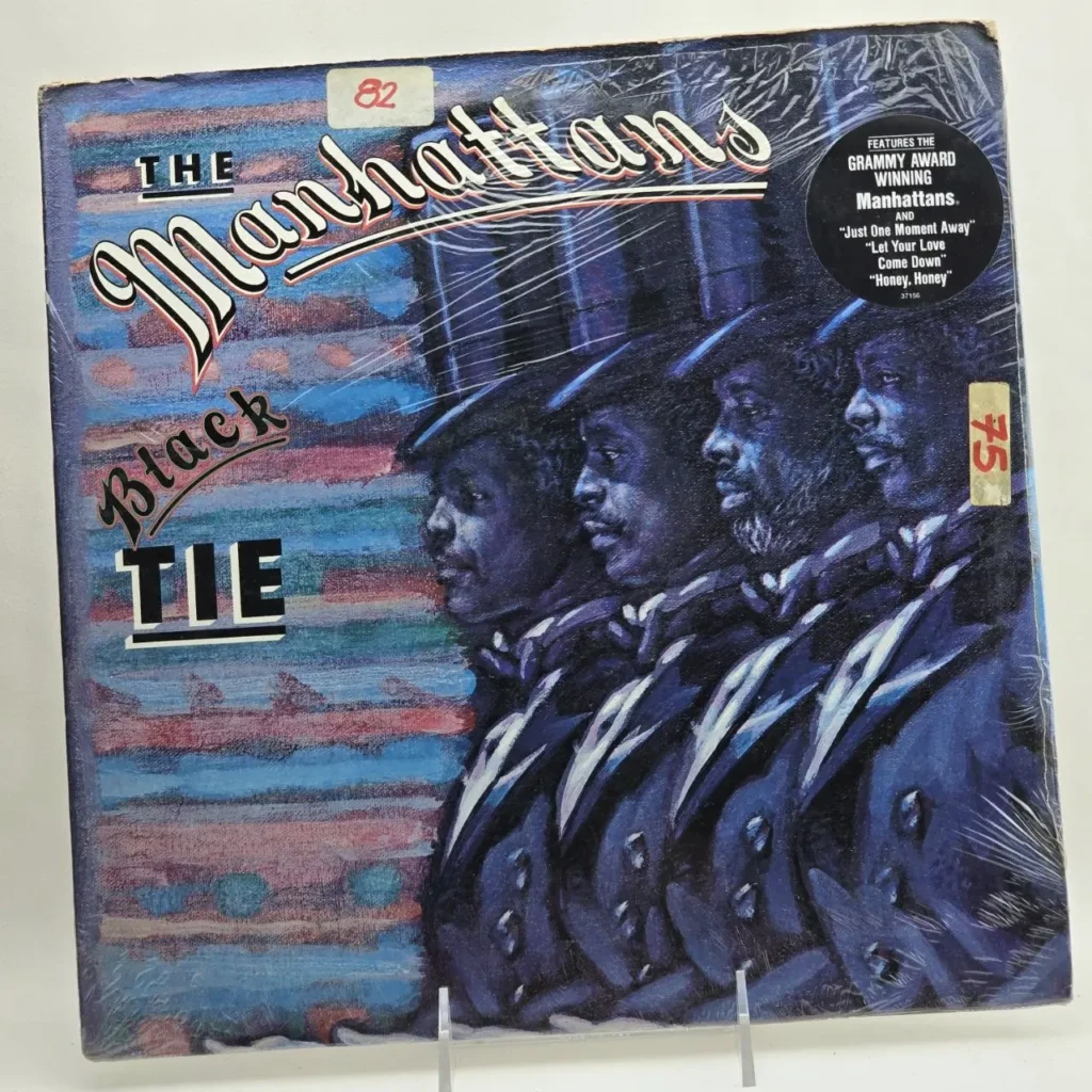 Portada de álbum de vinilo The Manhattans Black Tie, con cuatro hombres en trajes y sombreros de copa, estilo soul R by Remates Narvaja