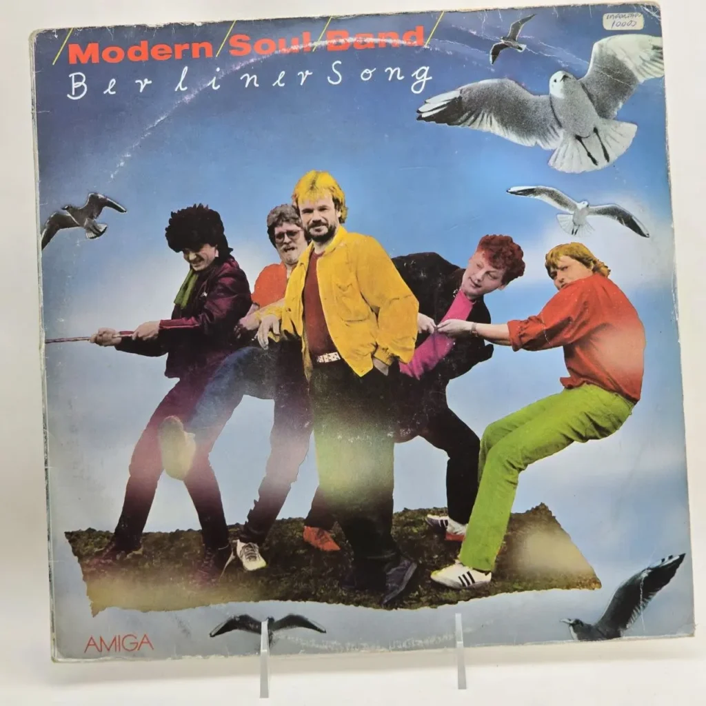 Portada del álbum "Berliner Song" de Modern Soul Band, mostrando a cinco hombres en un juego de la cuerda con ropa colorida de los 80 by Remates Narvaja