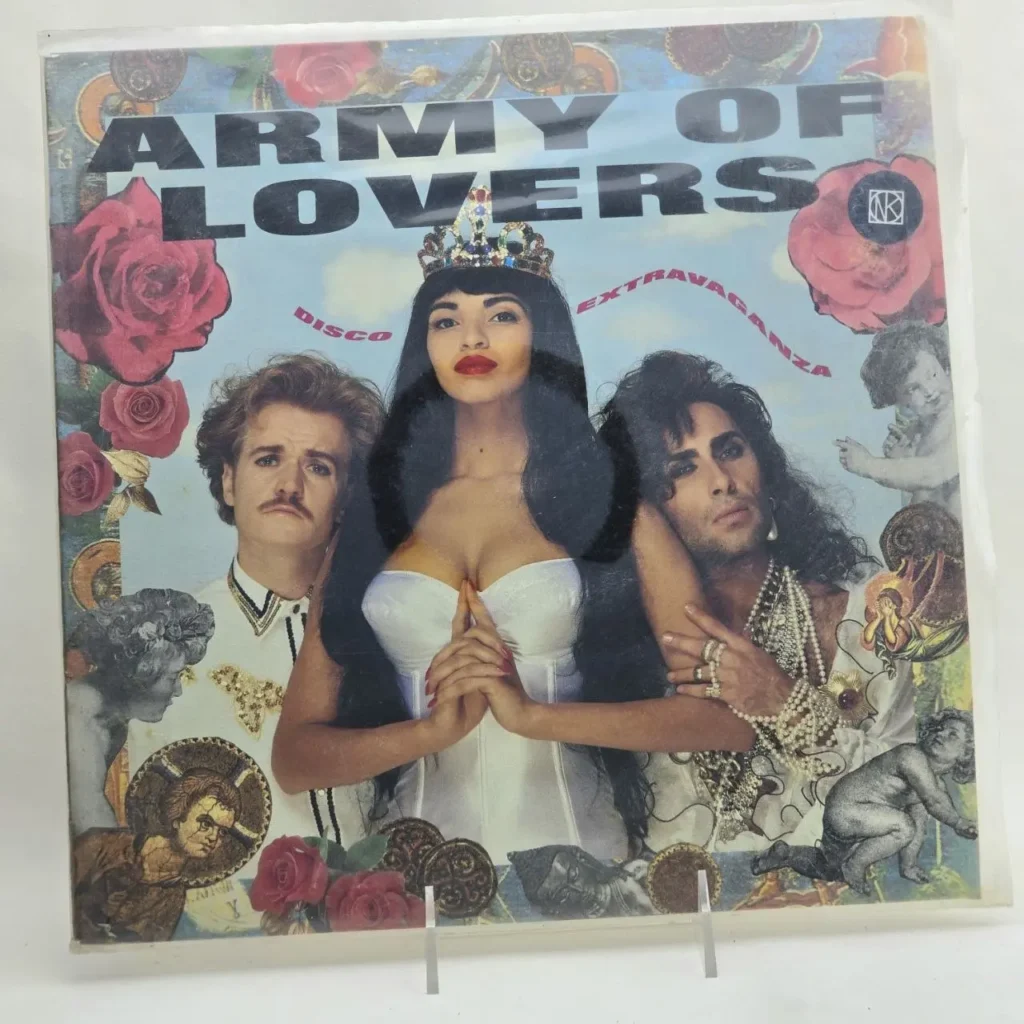 Portada del álbum "Army of Lovers - Disco Extravaganza" con una mujer coronada y dos hombres, rodeados de rosas y querubines en by Remates Narvaja