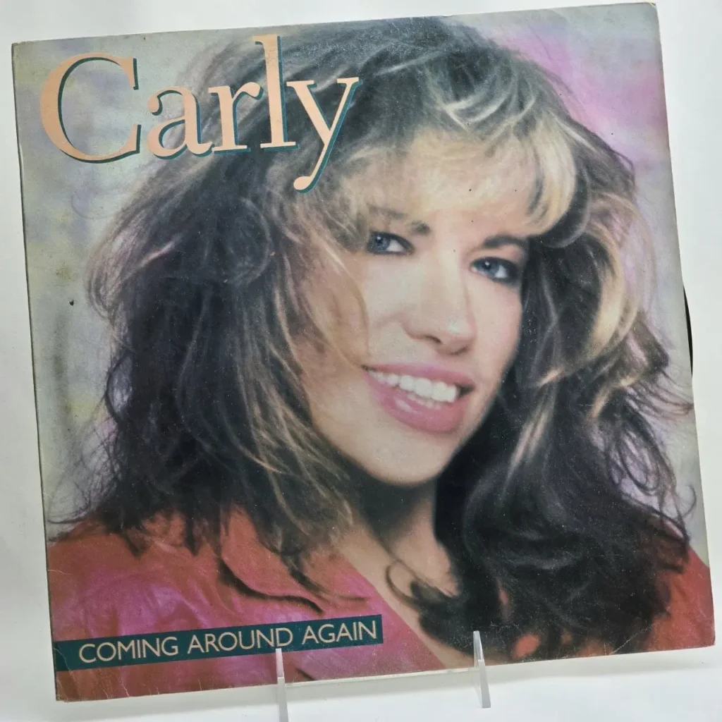 Portada del álbum Carly Simon - Coming Around Again, con Carly Simon sonriendo y estilo años 80. by Remates Narvaja