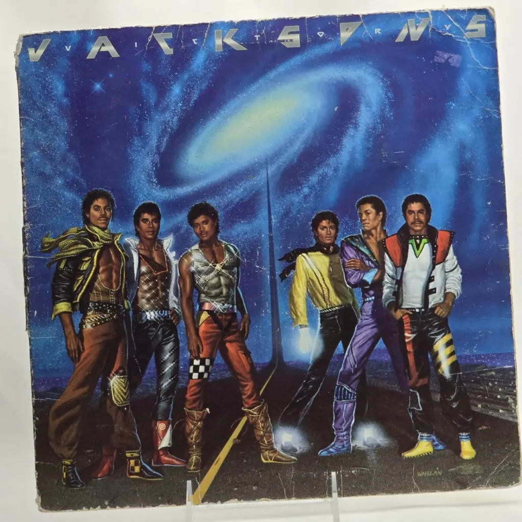 Portada del álbum The Jacksons Victory, con los hermanos en trajes futuristas y galaxia de fondo. by Remates Narvaja