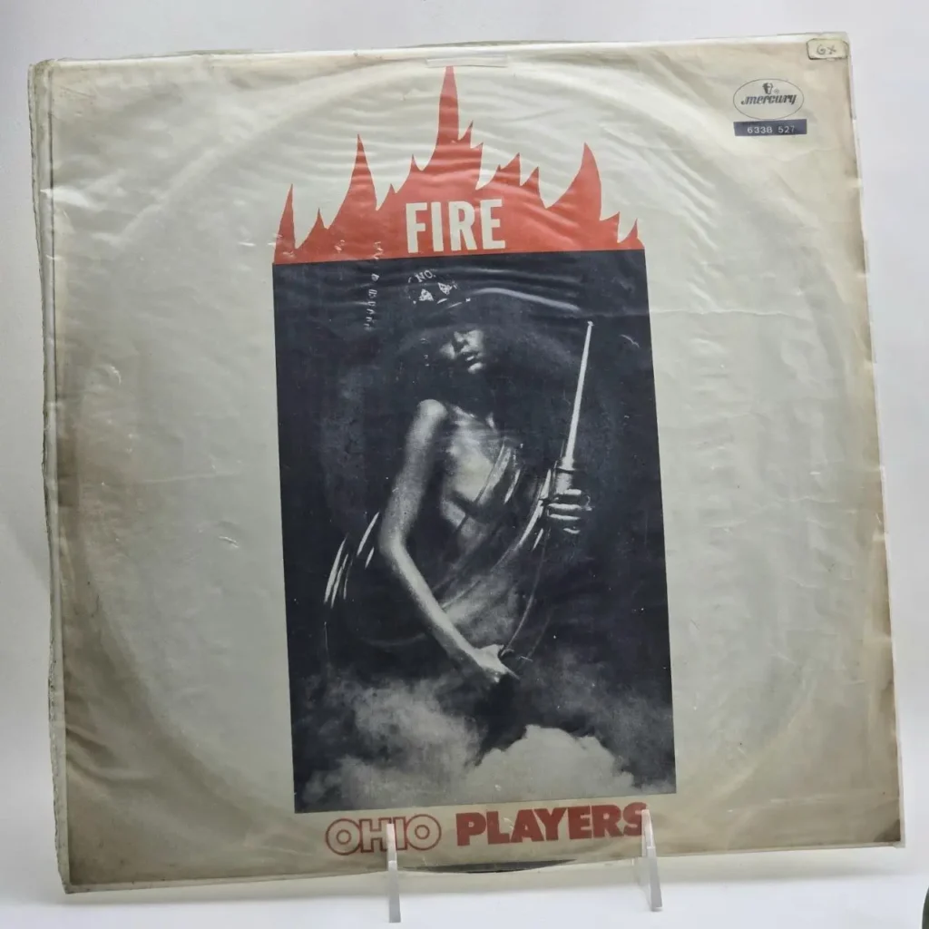 Portada de vinilo del álbum "Fire" de Ohio Players, con una figura en blanco y negro y el título "FIRE" en llamas ro by Remates Narvaja