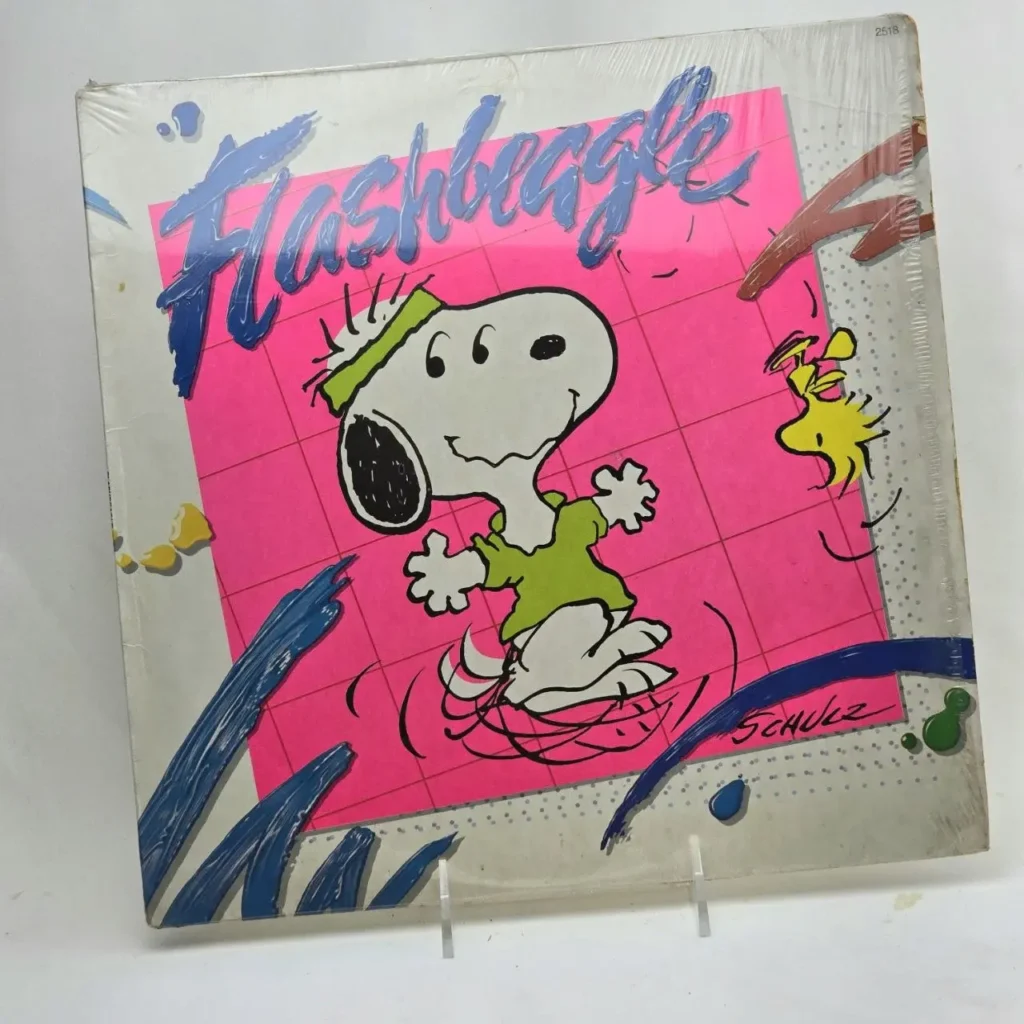 Portada del álbum Flashbeagle con Snoopy bailando y Woodstock sobre un fondo rosa neón. by Remates Narvaja