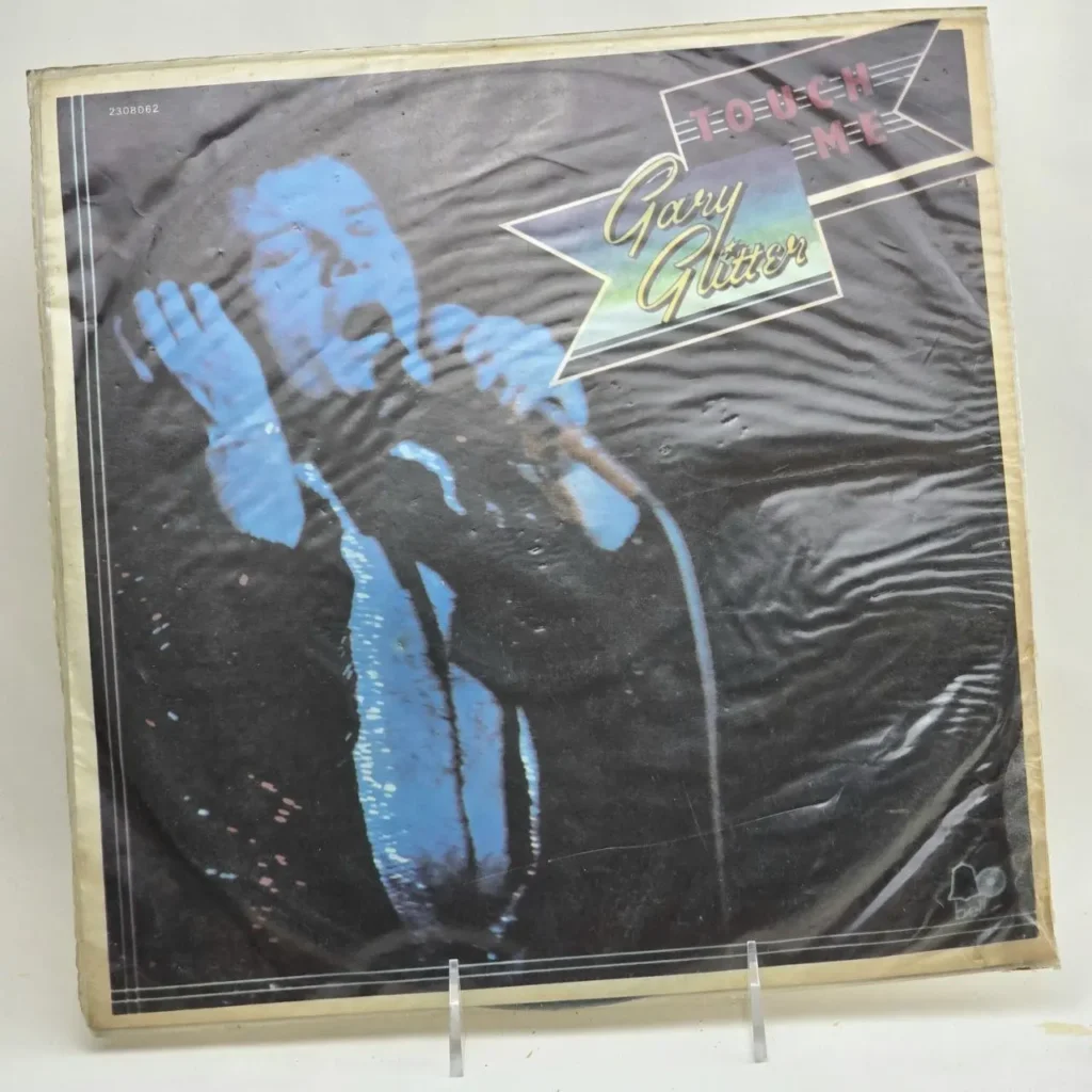 Portada del single de vinilo "Touch Me" de Gary Glitter con figura azul de cantante. by Remates Narvaja