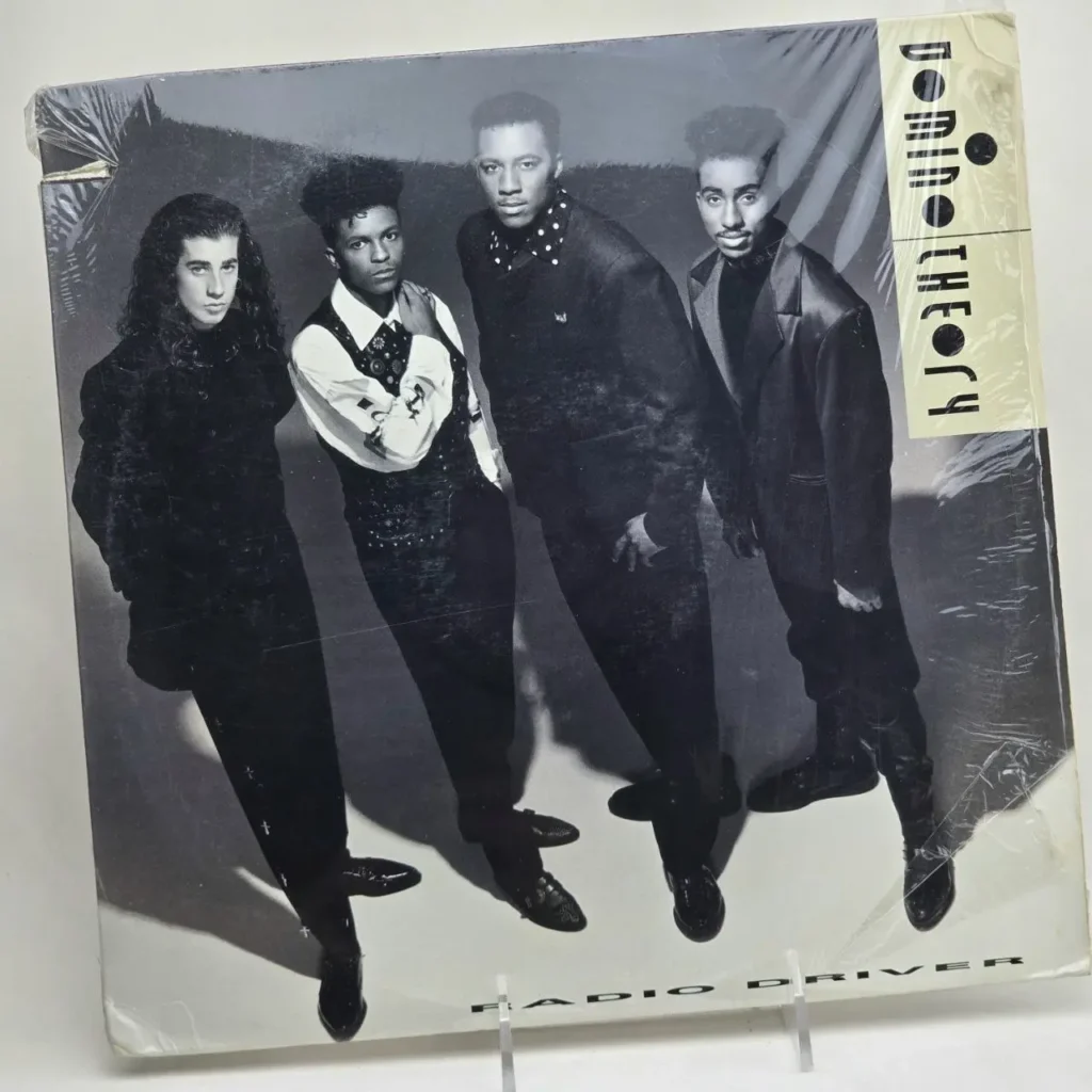 Cubierta de álbum de vinilo de Domino Theory - Radio Driver, con cuatro hombres en blanco y negro. by Remates Narvaja