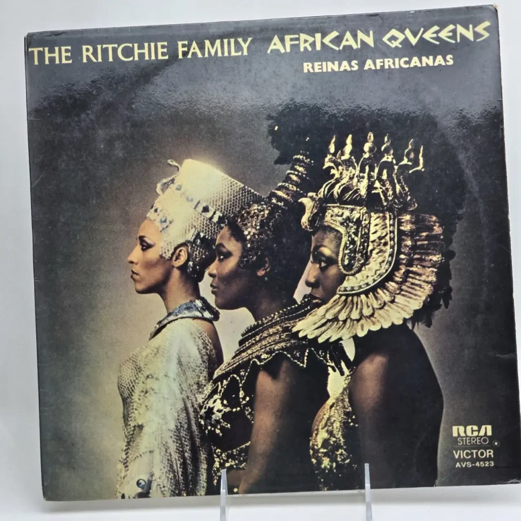 Portada del álbum The Ritchie Family African Queens mostrando a tres mujeres con tocados y vestimenta de reinas africanas. by Remates Narvaja