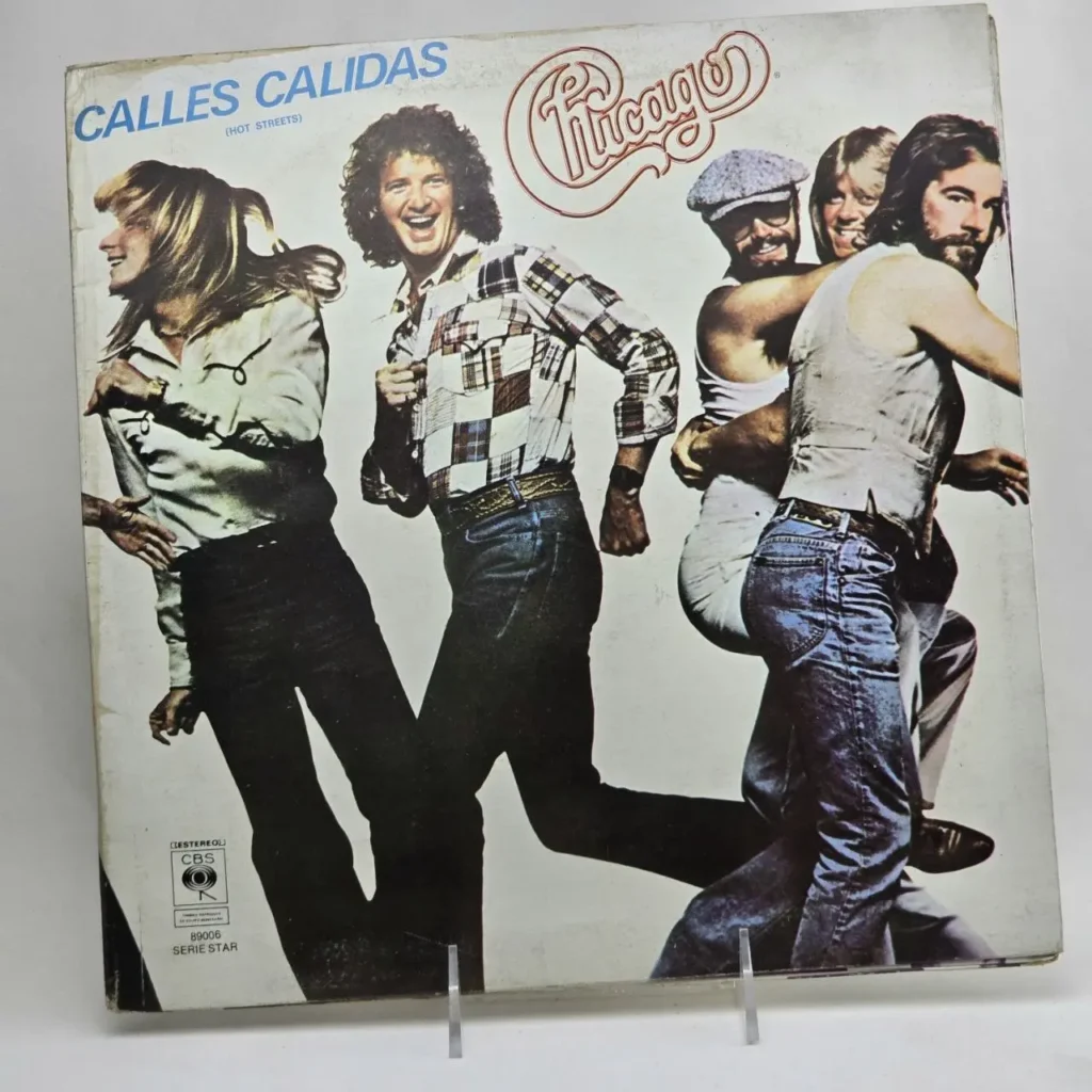 Portada del álbum de Chicago titulado 'Calles Cálidas (Hot Streets)' con los miembros de la banda corriendo y sonriendo. by Remates Narvaja
