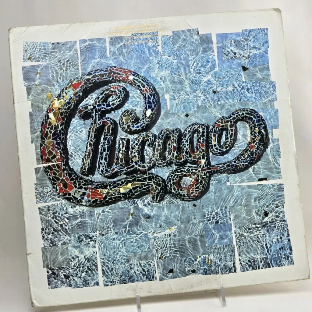 Portada de álbum de Chicago con logo de mosaico sobre fondo de agua. by Remates Narvaja