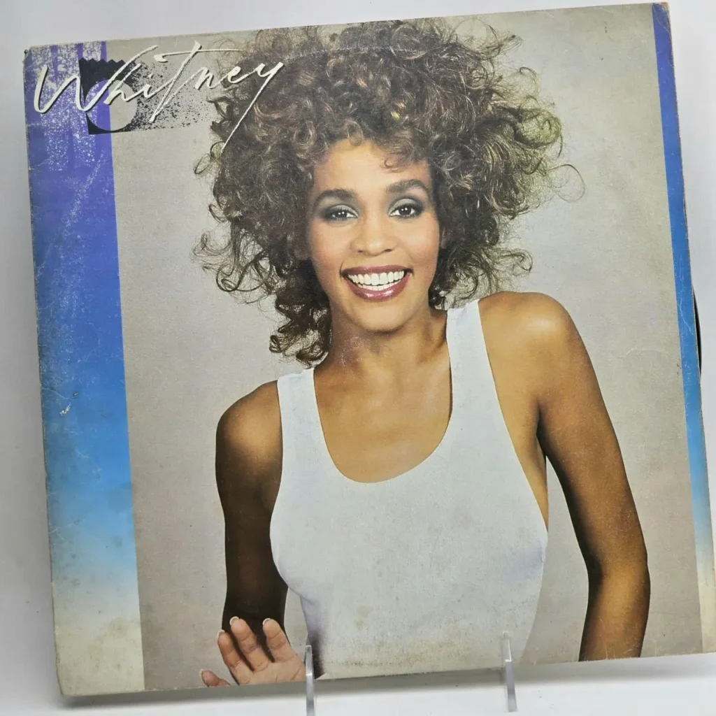 Portada del álbum "Whitney" de Whitney Houston, con ella sonriendo y cabello rizado. by Remates Narvaja