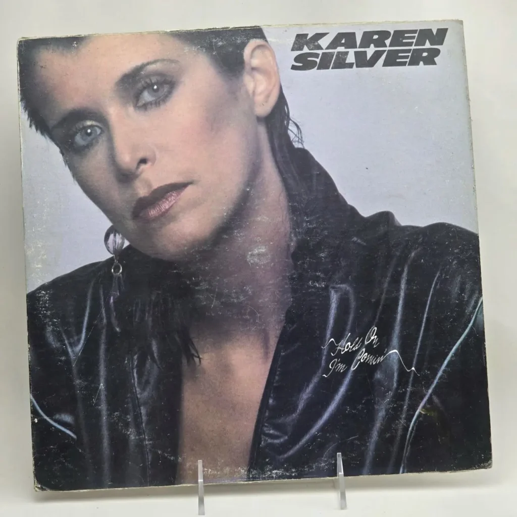 Portada de disco de vinilo Karen Silver - Hold On I'm Comin' con la artista en chaqueta de cuero. by Remates Narvaja