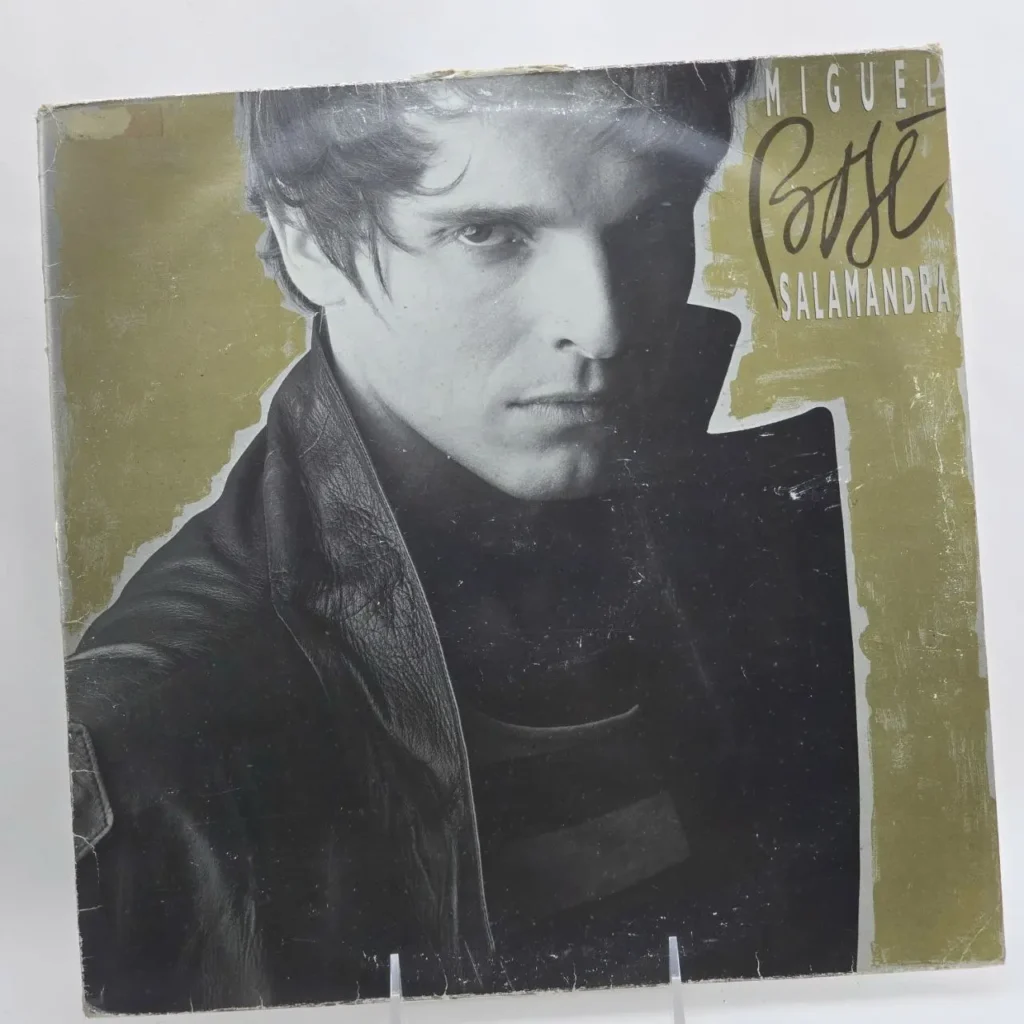 Portada del álbum Salamandra de Miguel Bosé, con el artista en blanco y negro y chaqueta de cuero. by Remates Narvaja