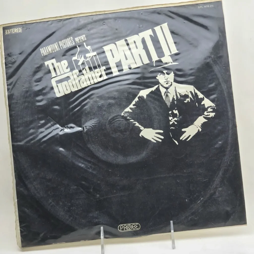 Portada de vinilo de la banda sonora de El Padrino Parte II, en blanco y negro, con la silueta de un hombre con sombrero y by Remates Narvaja