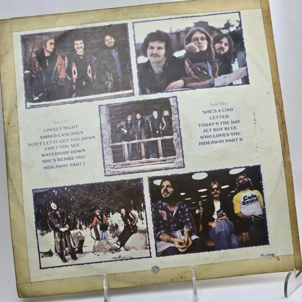 Contraportada de un disco de vinilo con fotos de la banda y la lista de canciones de los lados uno y dos. by Remates Narvaja