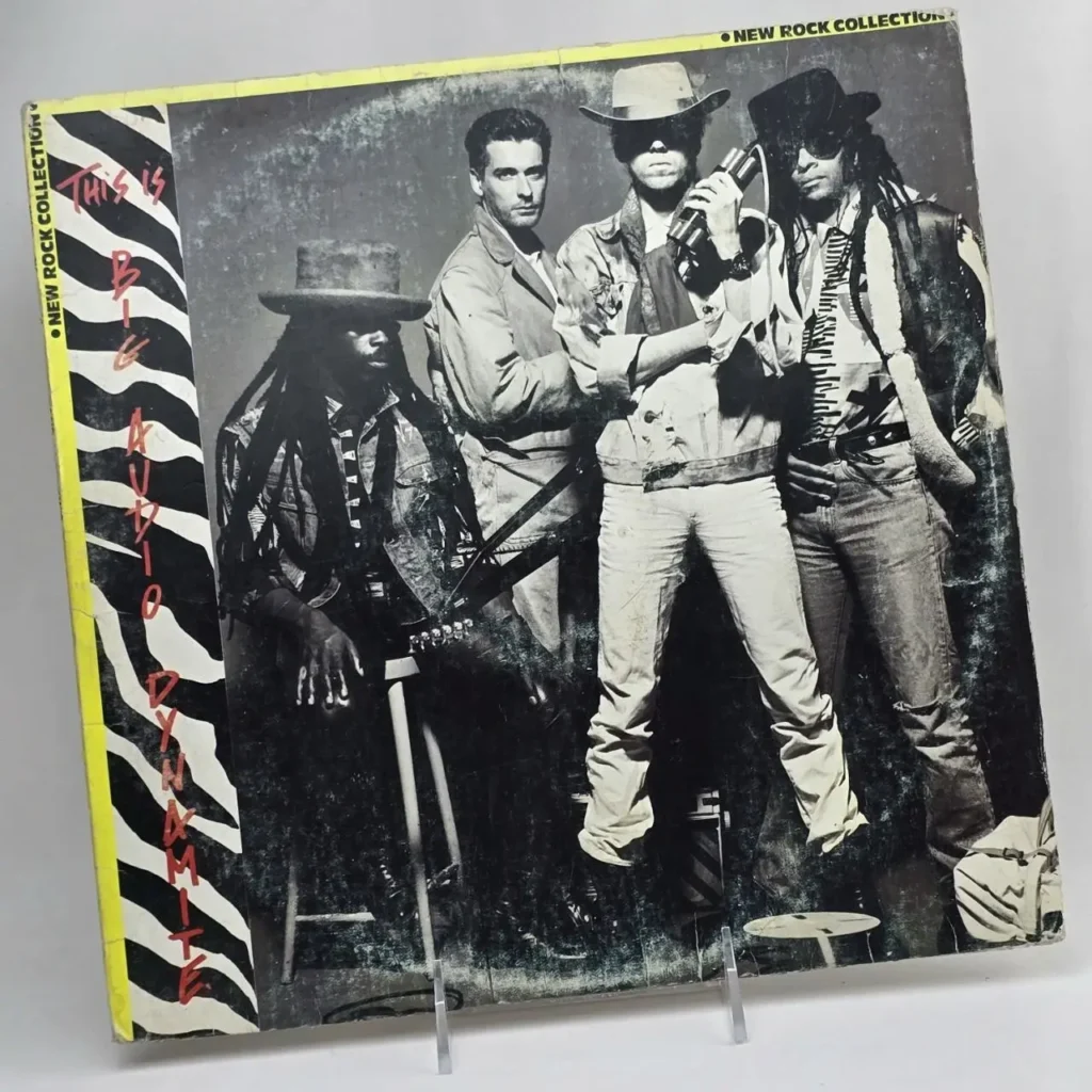 Portada del álbum "This is Big Audio Dynamite" con los cuatro miembros de la banda en una foto en blanco y negro de estilo rock, con un borde by Remates Narvaja