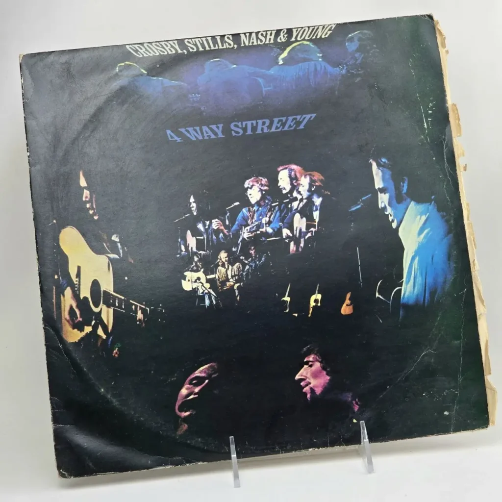 Portada del álbum "4 Way Street" de Crosby, Stills, Nash & Young con los músicos en el escenario. by Remates Narvaja