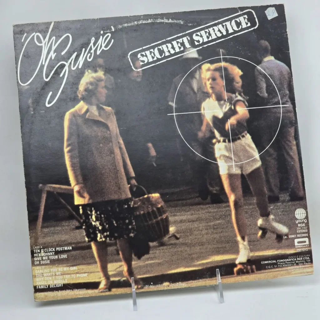 Portada de vinilo Secret Service Oh Susie con mujer en abrigo y otra en patines con mira. by Remates Narvaja