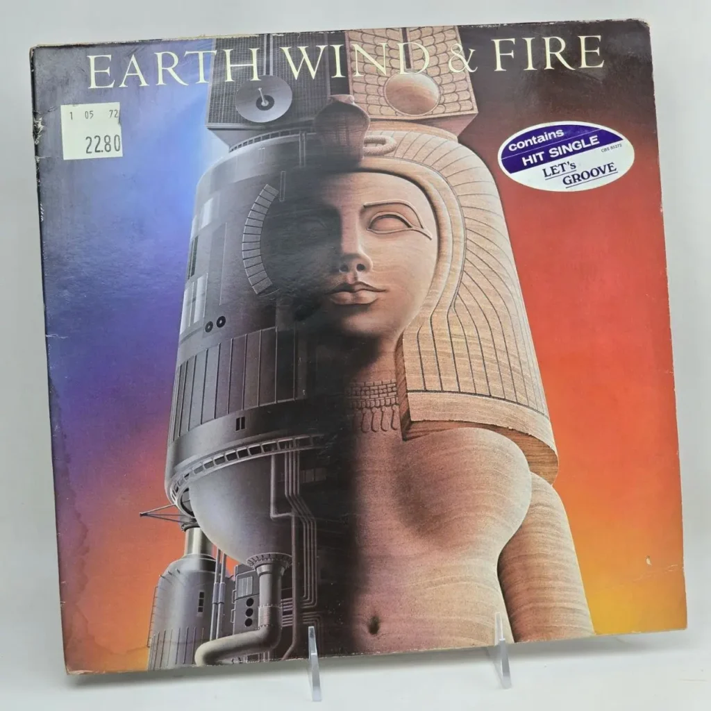 Portada de álbum de vinilo de Earth Wind & Fire con un busto egipcio fusionado con una estructura futurista, y un sticker que indica "HIT by Remates Narvaja