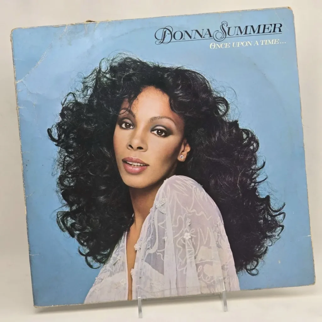 Portada del álbum "Once Upon a Time..." de Donna Summer, con su retrato de cabello rizado sobre fondo azul. by Remates Narvaja