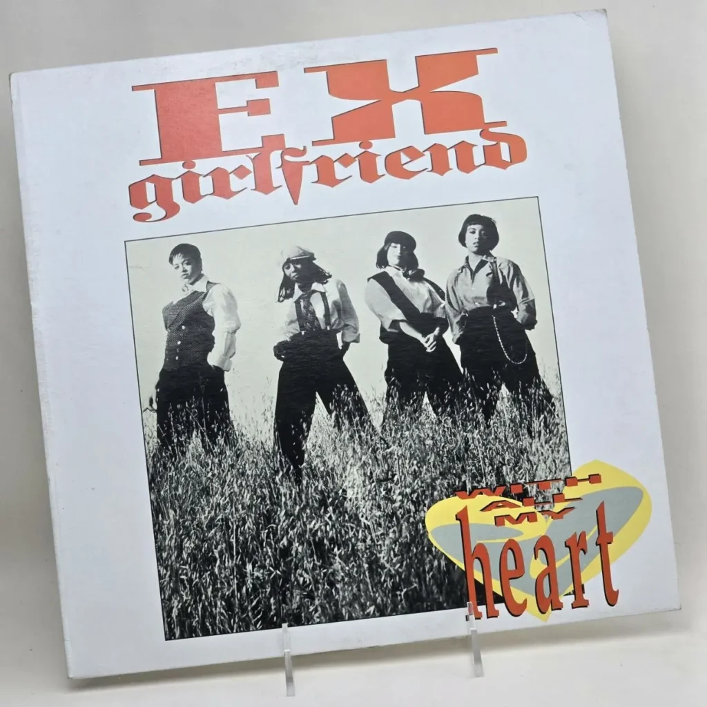Portada del álbum EX girlfriend "With My Heart" con cuatro mujeres en blanco y negro en un campo. by Remates Narvaja