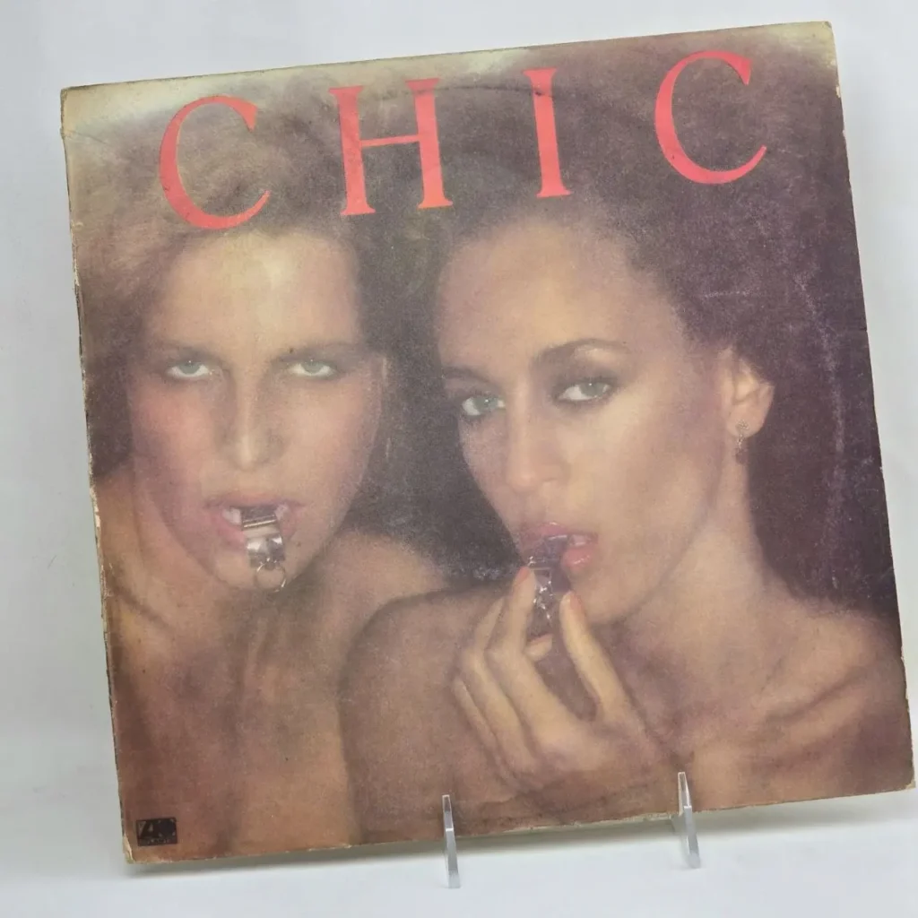 Portada del álbum de vinilo Chic con dos mujeres sosteniendo silbatos. by Remates Narvaja
