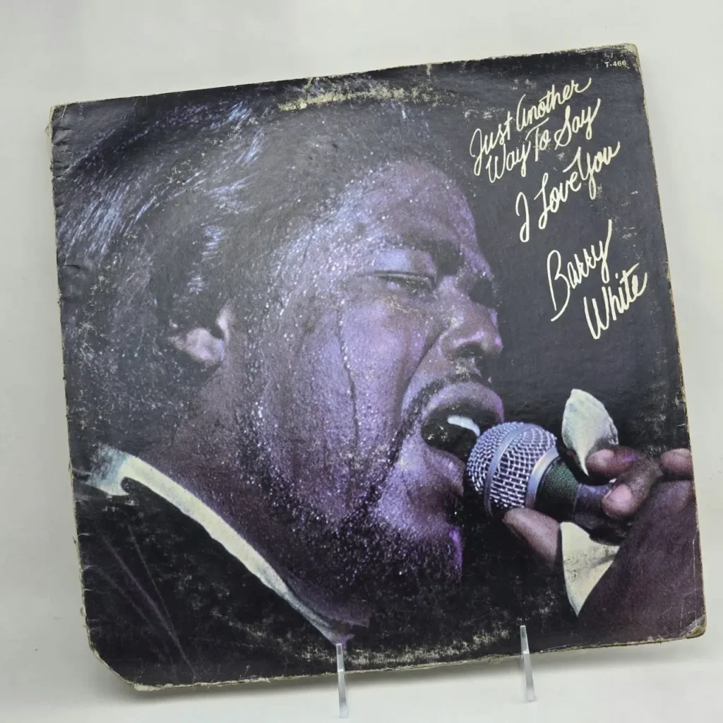 Portada del álbum de vinilo 'Just Another Way To Say I Love You' de Barry White, con él cantando en un micrófono. by Remates Narvaja