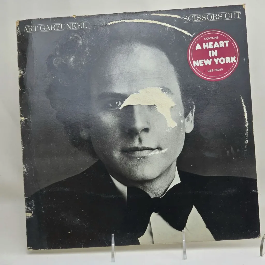 Portada de álbum de vinilo Art Garfunkel Scissors Cut desgastada, con retrato en blanco y negro y pegatina roja "A Heart in by Remates Narvaja